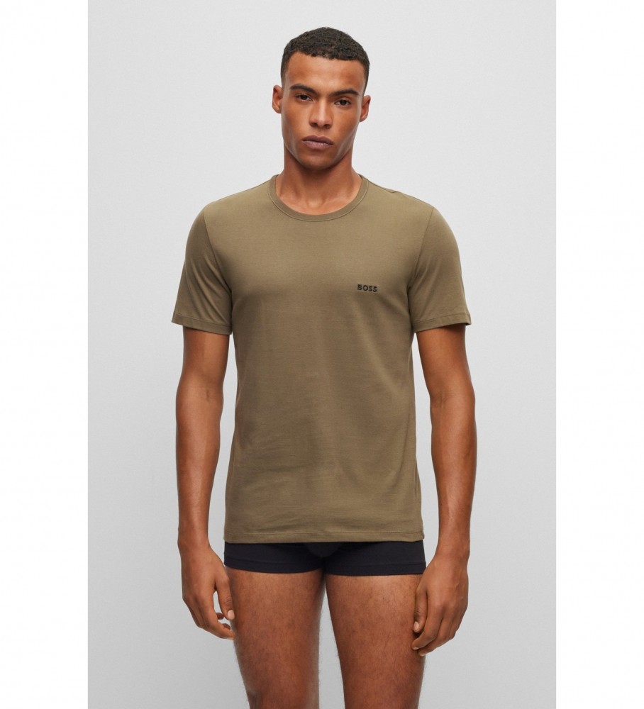 Conjunto de 3 camisetas BOSS nas cores verde, preta e branca.