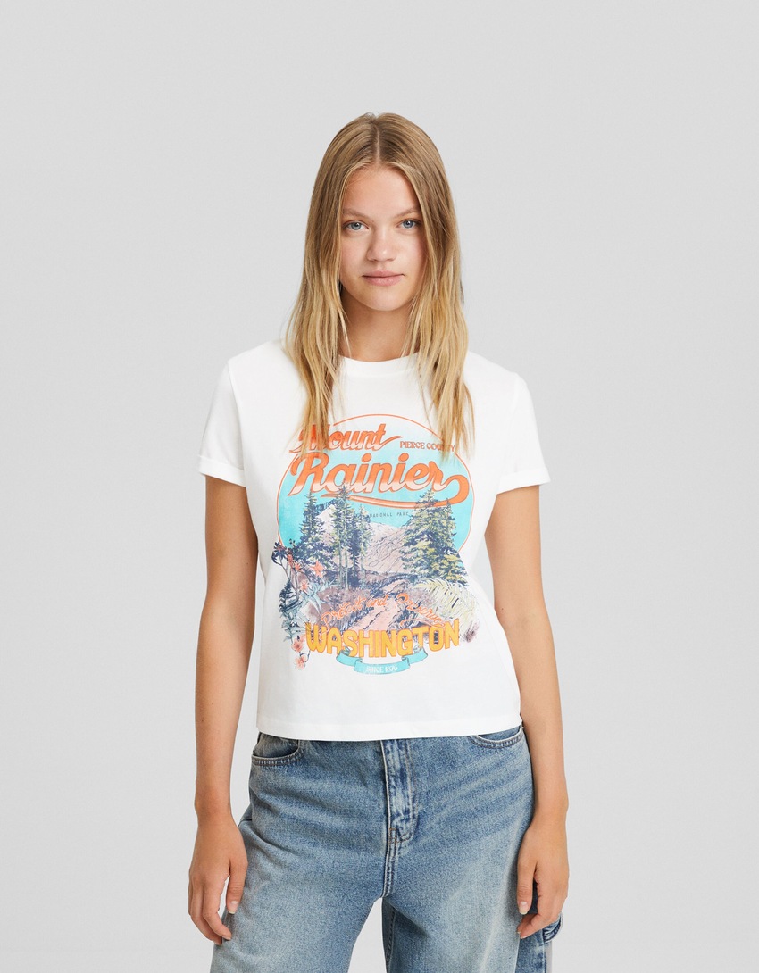 Camiseta de manga curta com estampa e modelagem ajustada