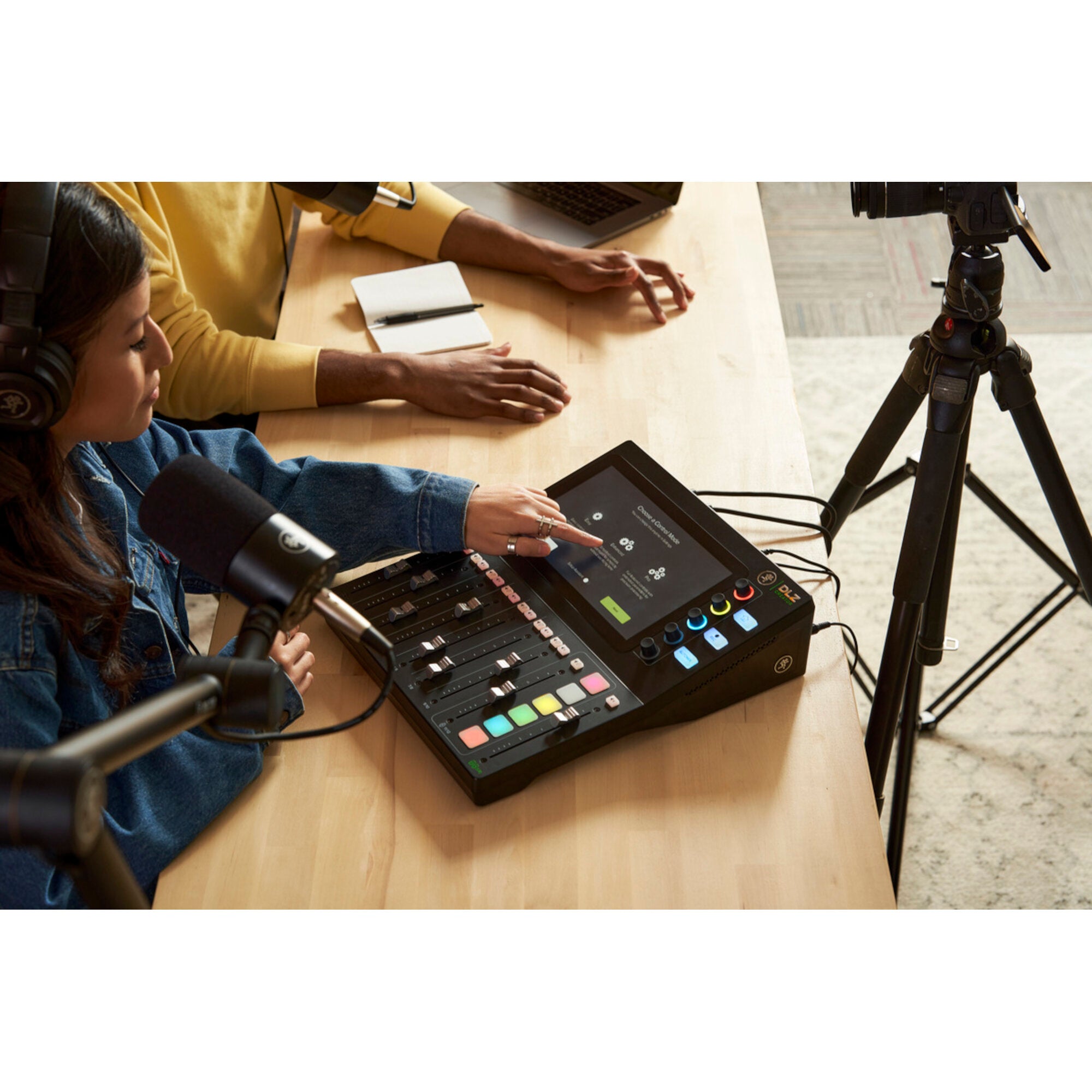 Mackie DLZ Creator podcast- & broadcast-mixer