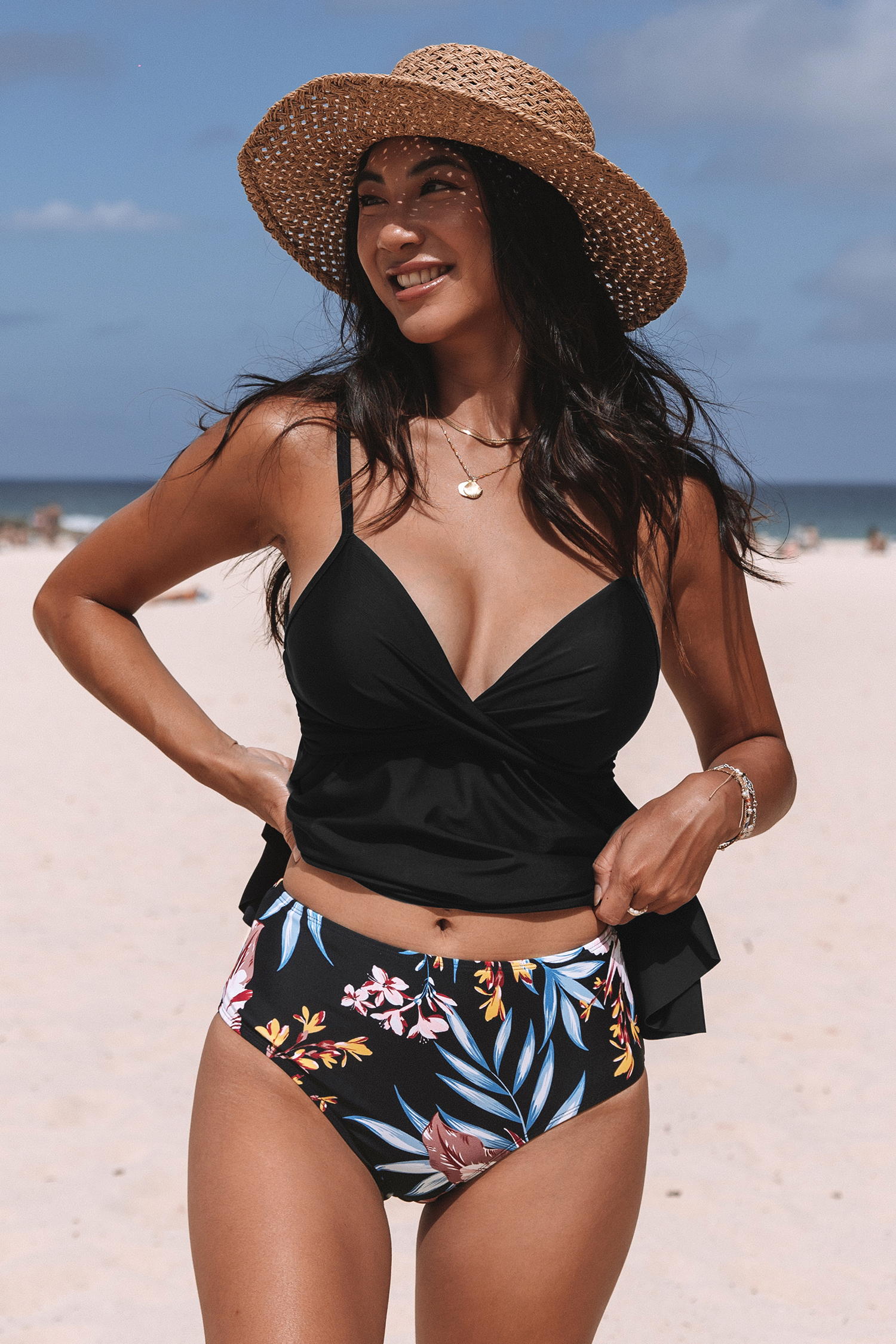 Tankini à volants noir chic et bas floral rétro