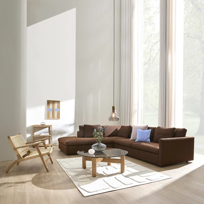 Angolo venstrevendt sofa med pufafslutning