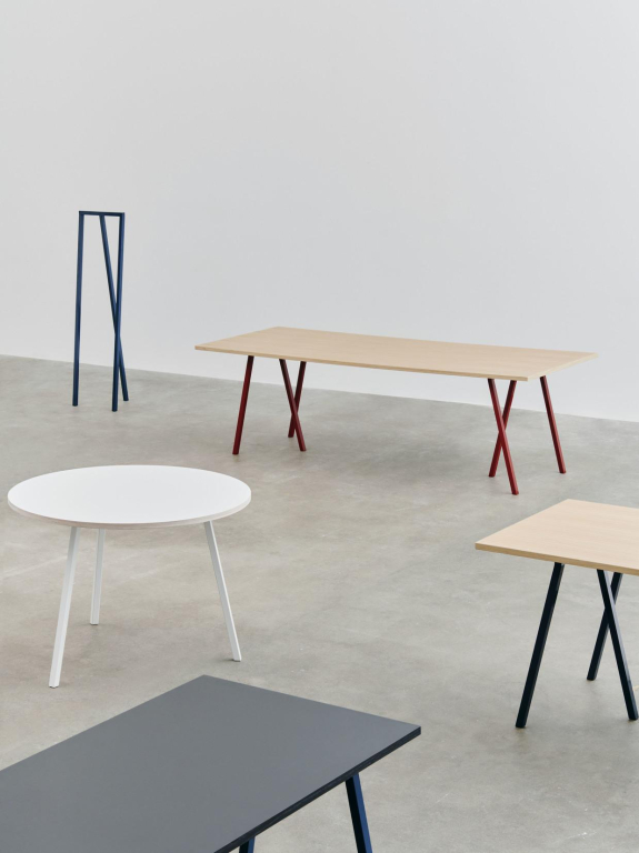 Hay Loop Stand Round eettafel Ø105 zwart onderstel, eiken gelakt
