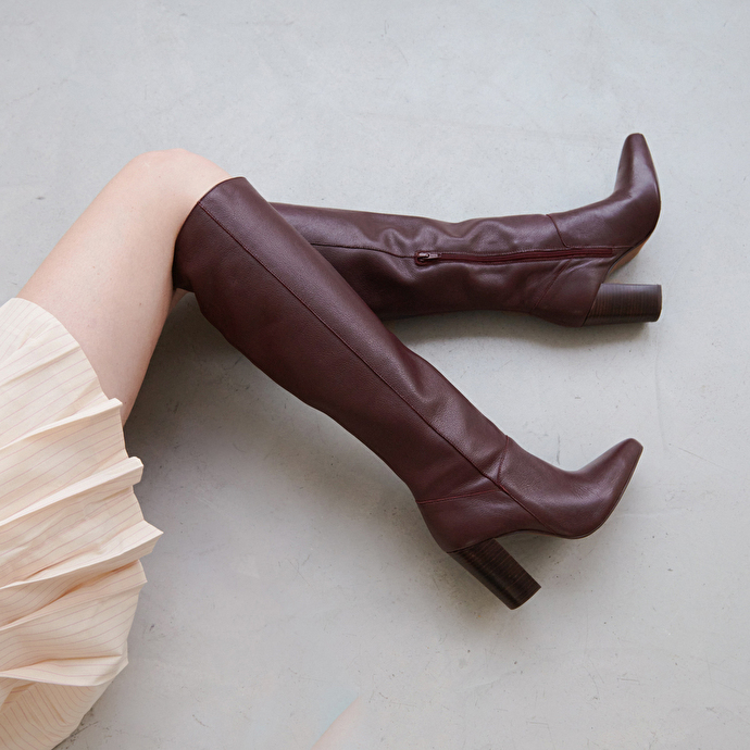 Bottes hautes à talons et bouts pointus  en cuir bordeaux