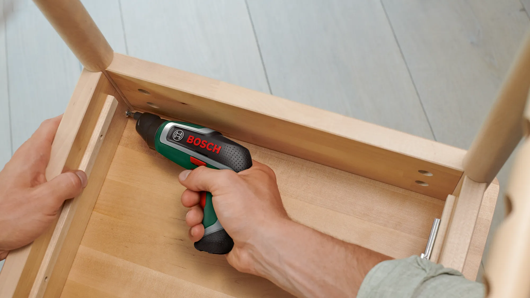Bosch Home & Garden  IXO 7 Akkuschrauber, Set    Kabelloser, multifunktionaler Helfer für Heimwerker & Bastler