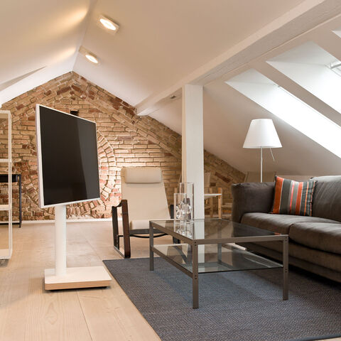 Bülow Stand BS15CO – exclusieve TV-vloerstandaard met verborgen wielen Wit