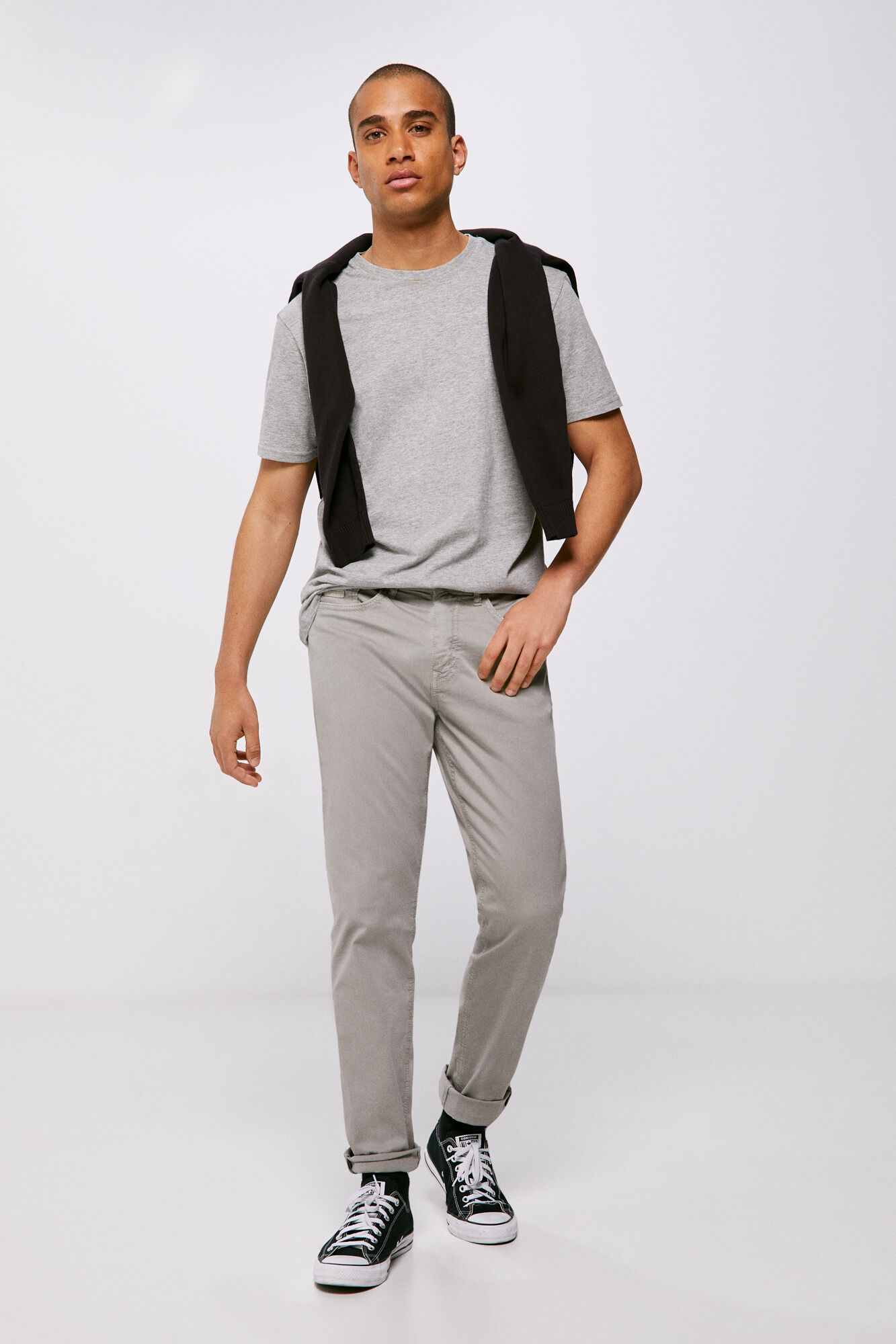 Calça com 5 bolsos, cor clara, lavagem slim - cinza médio