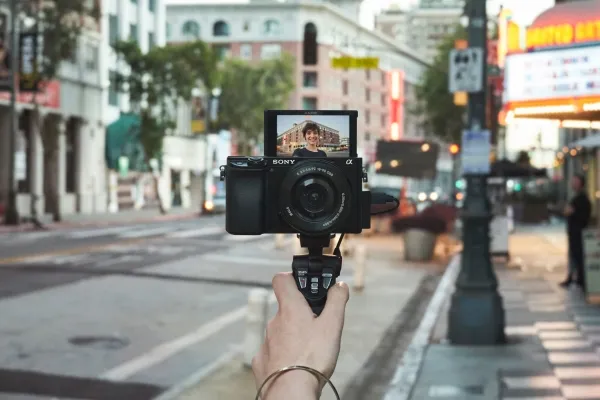 Sony a6100 ILCE-6100L - Digitalkamera - spejlløst - 24.2 MP - APS-C - 4K / 30 fps - 3x optisk zoom 16-50 mm objektiv - Wi-Fi, NFC, Bluetooth - sort