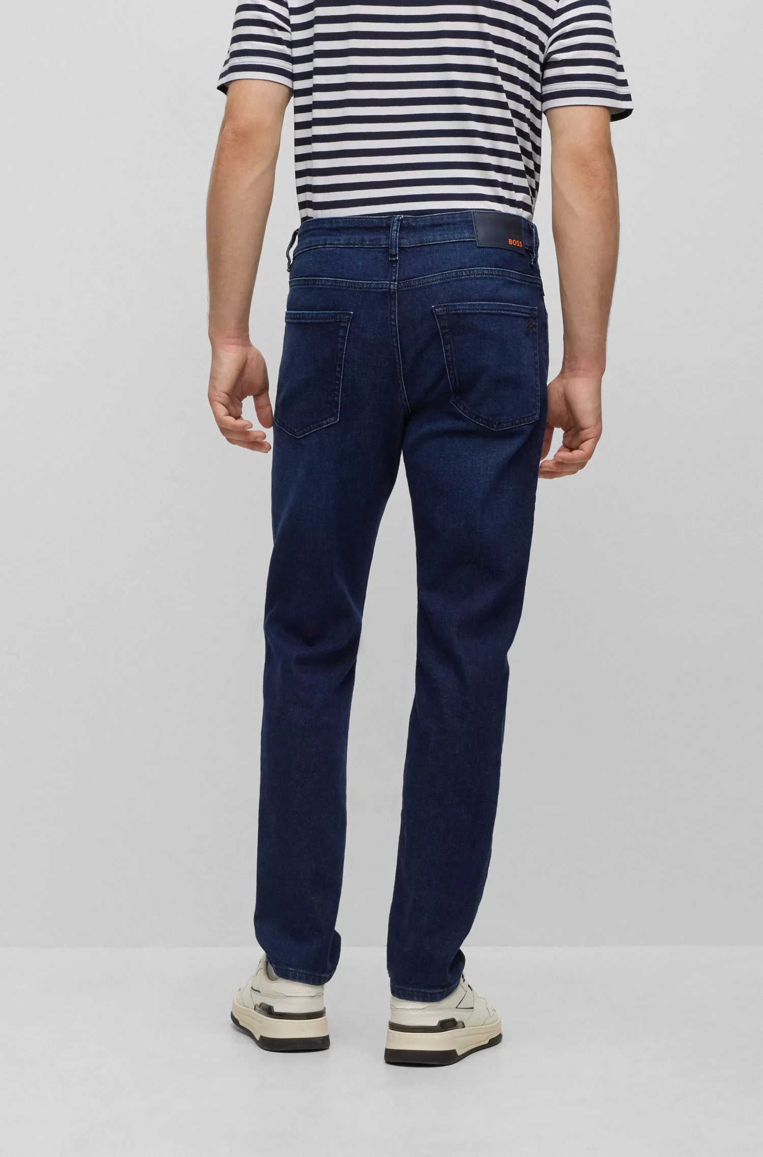 Calça jeans BOSS laranja, corte regular, em denim azul-escuro com elasticidade confortável.