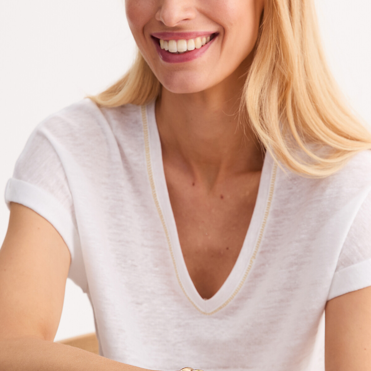 ANNE WEYBURN<br>Camiseta de linho com decote em V e mangas curtas