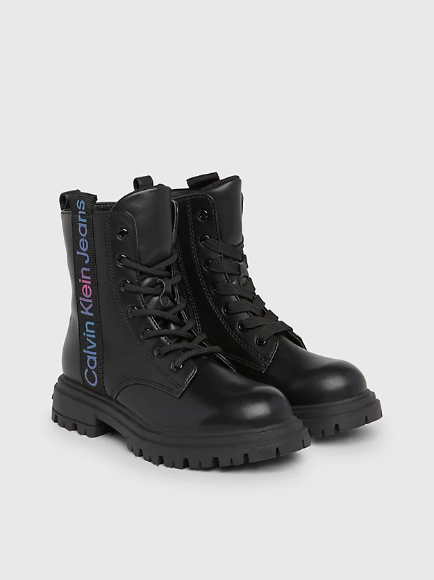 Botas infantis com cadarço