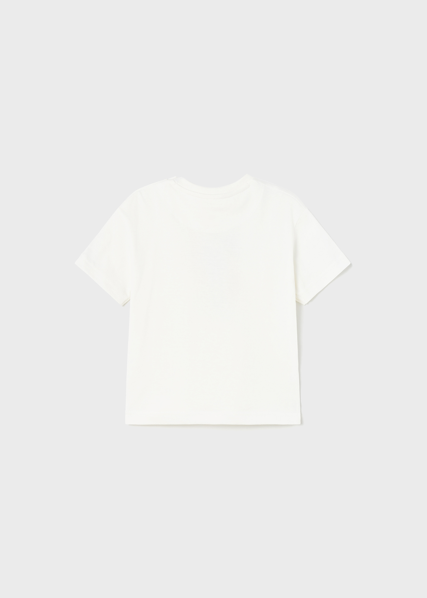 Camiseta infantil com estampa interativa feita de algodão sustentável.