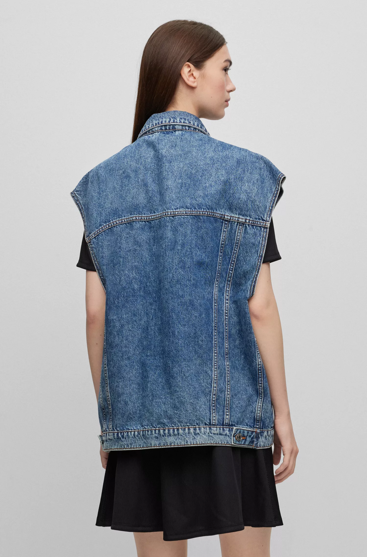 Jaqueta HUGO vermelha, modelagem oversized, em denim rígido azul.