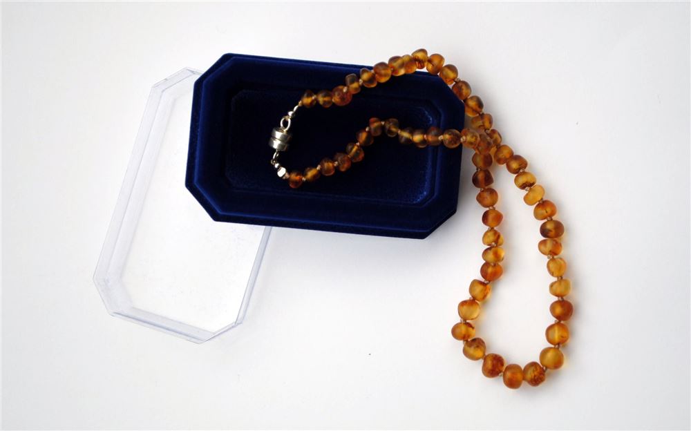 AMBERSTYLE Bernsteinkette cognac hell matt<br>1 Stück, 32cm, mit Magnetverschluss