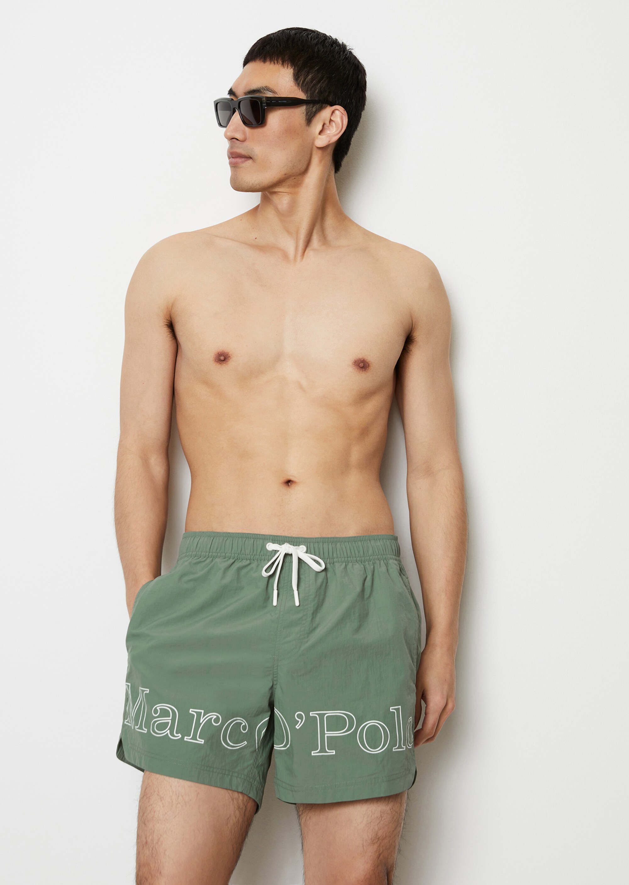 Badeshorts mit großem Logoprint