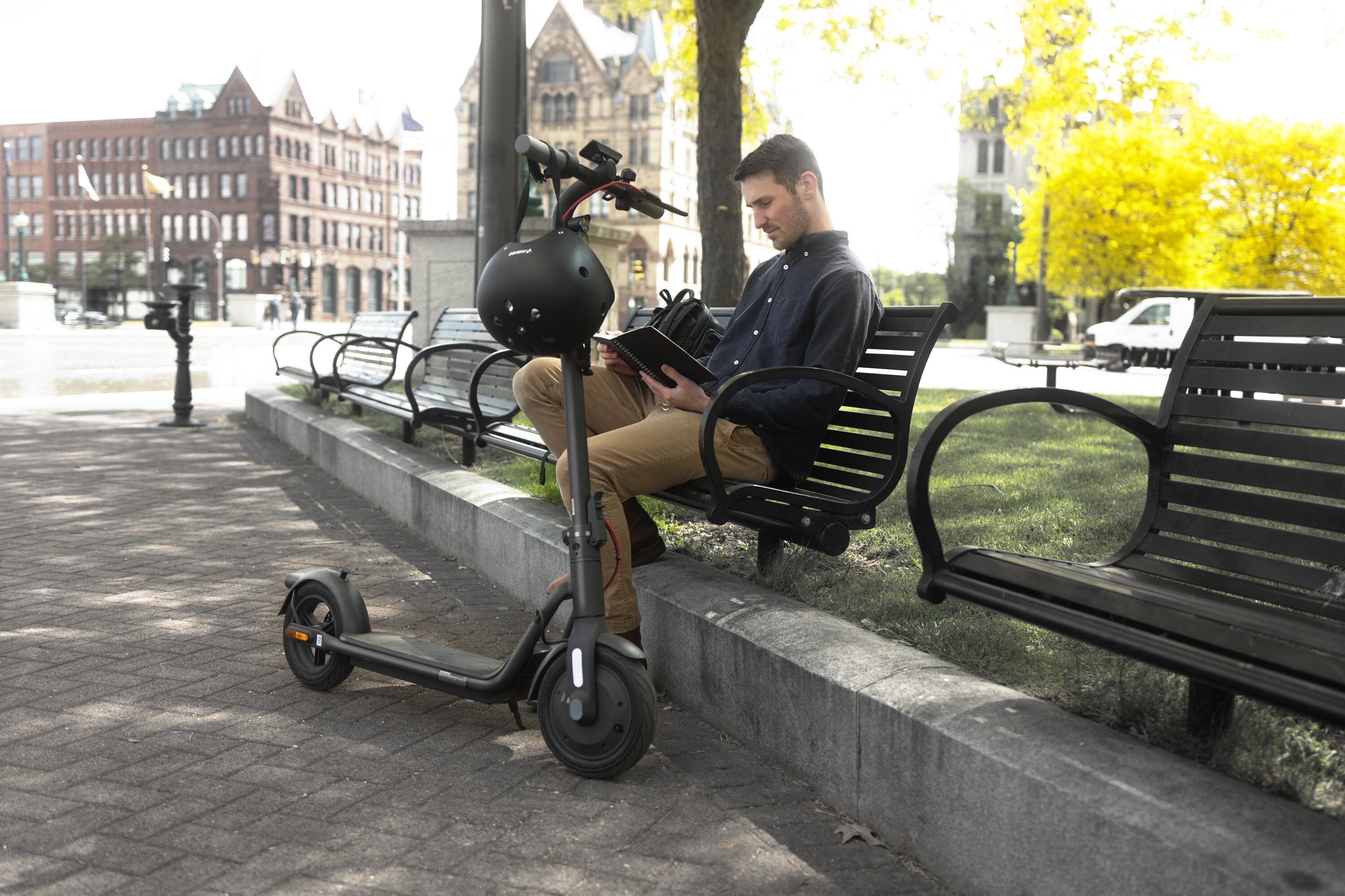 NAVEE V50 Elektroroller - Leistungsstark, Faltbar und Wasserdicht, 700W Maximalleistung