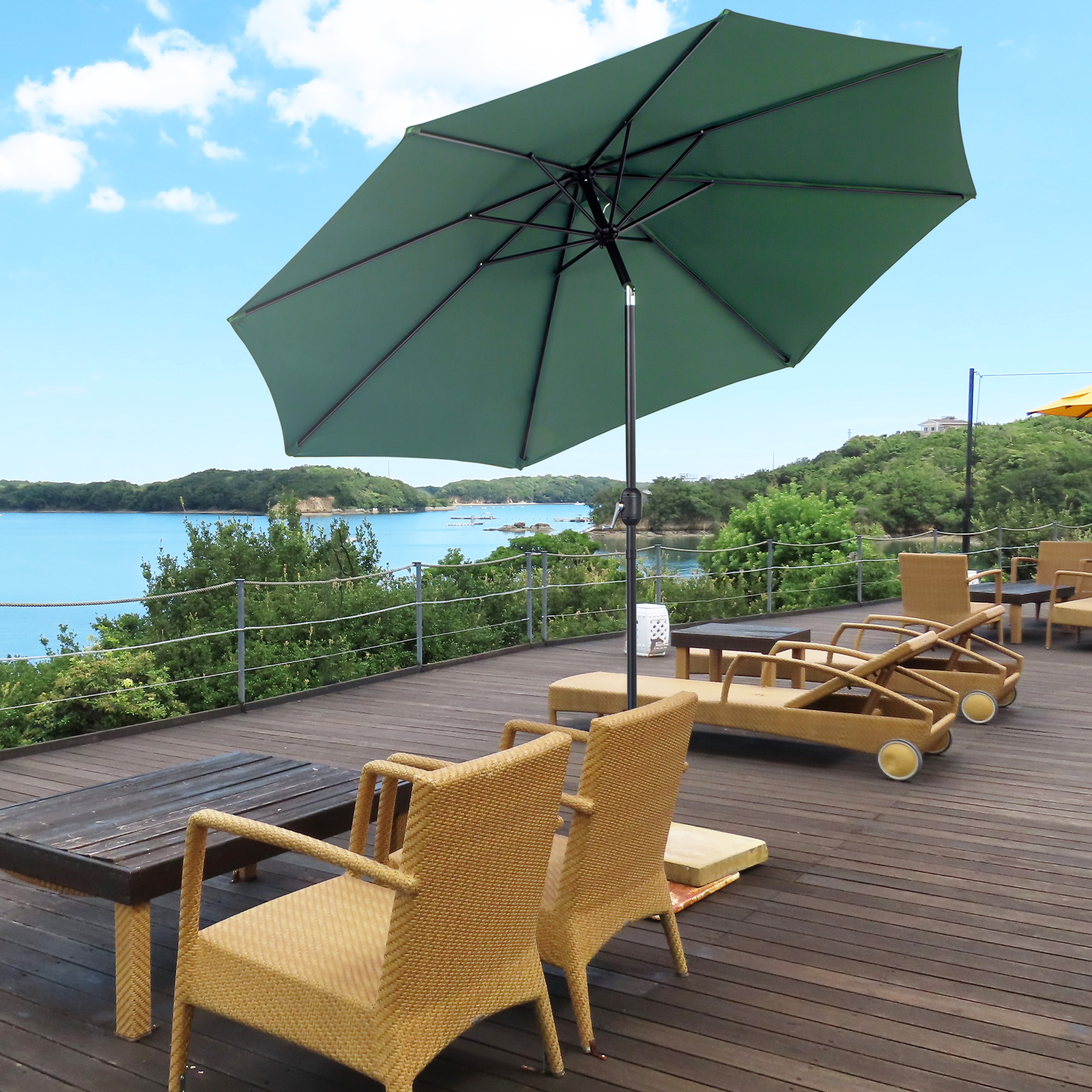 Guarda-sol de jardim Outsunny Ø295x250 cm com manivela, guarda-sol externo com mecanismo de inclinação e mastro de metal removível para terraço, piscina, pátio, verde