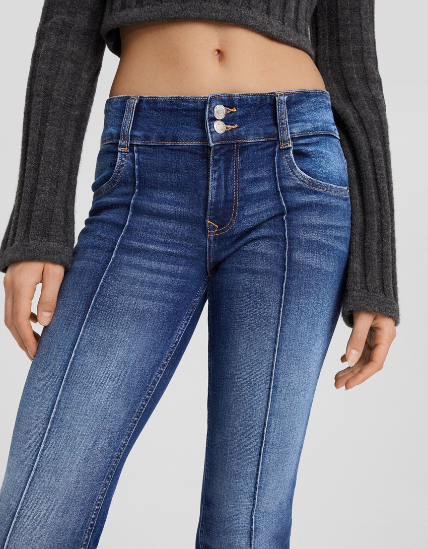 calça jeans bootcut de cintura baixa
