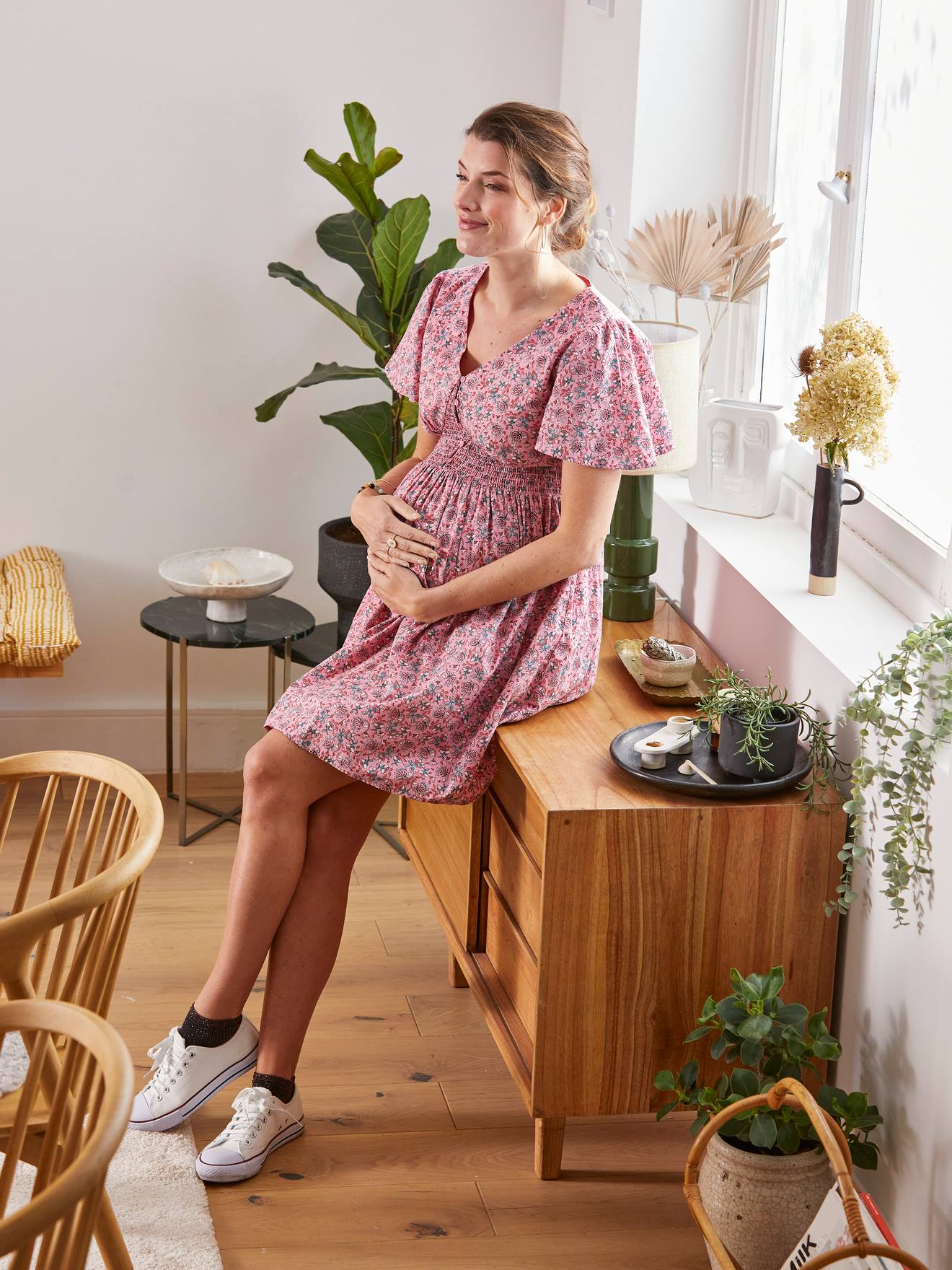Vestido curto de crepe estampado, rosa claro, ideal para gestantes e lactantes.