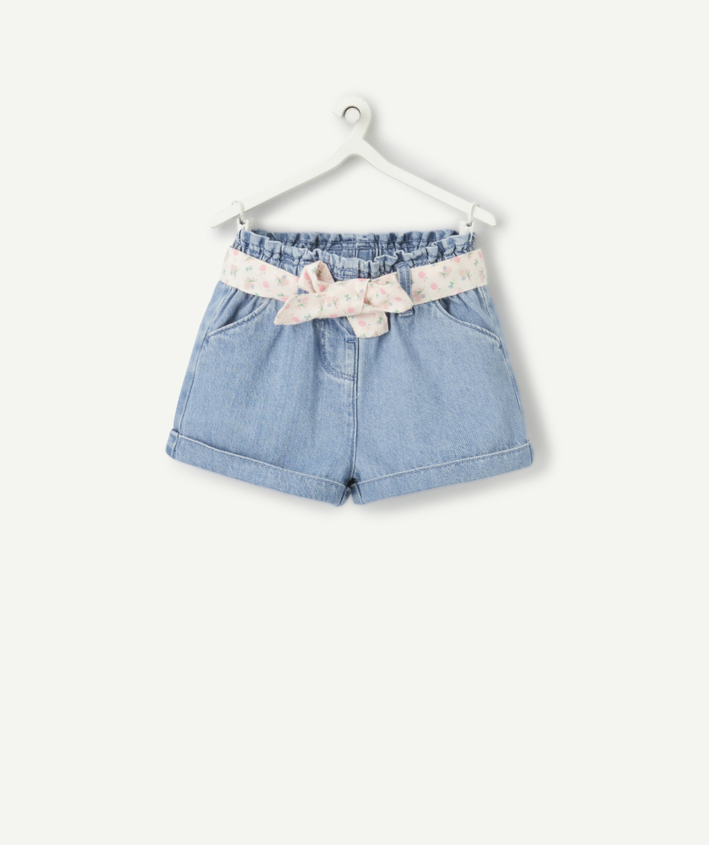 short bébé fille en denim bleu low impact avec ceinture rose fleurie