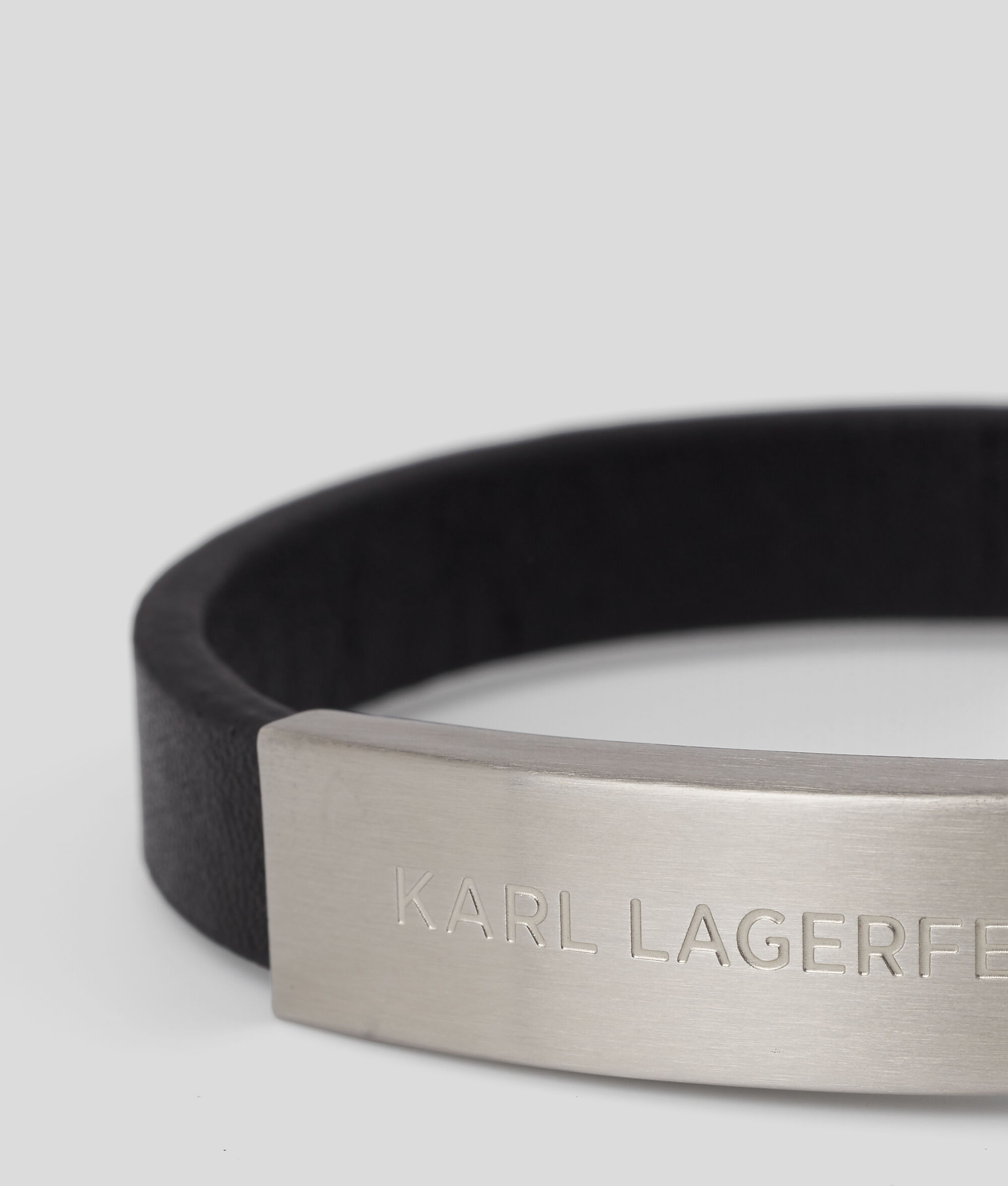 BRACELET AVEC PLAQUE EN CUIR K/ID