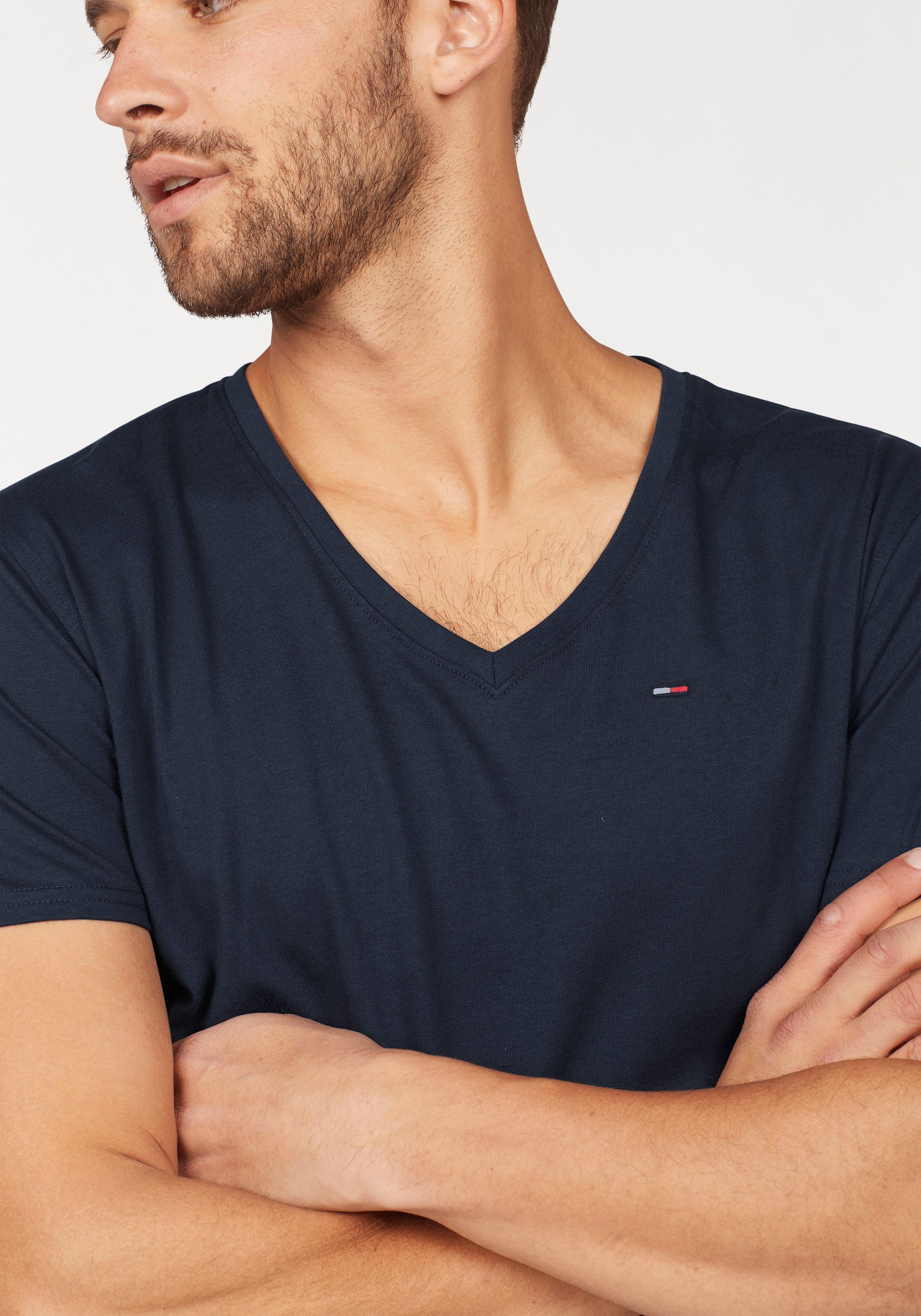 Tommy Jeans T-Shirt »TJM ORIGINAL JERSEY V NECK TEE« mit V-Ausschnitt und dezenter Logo-Flag