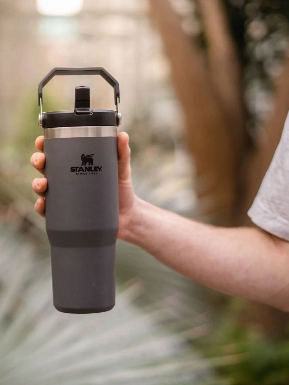 Stanley The Iceflow Flip Straw Tumbler Bottle charcoal