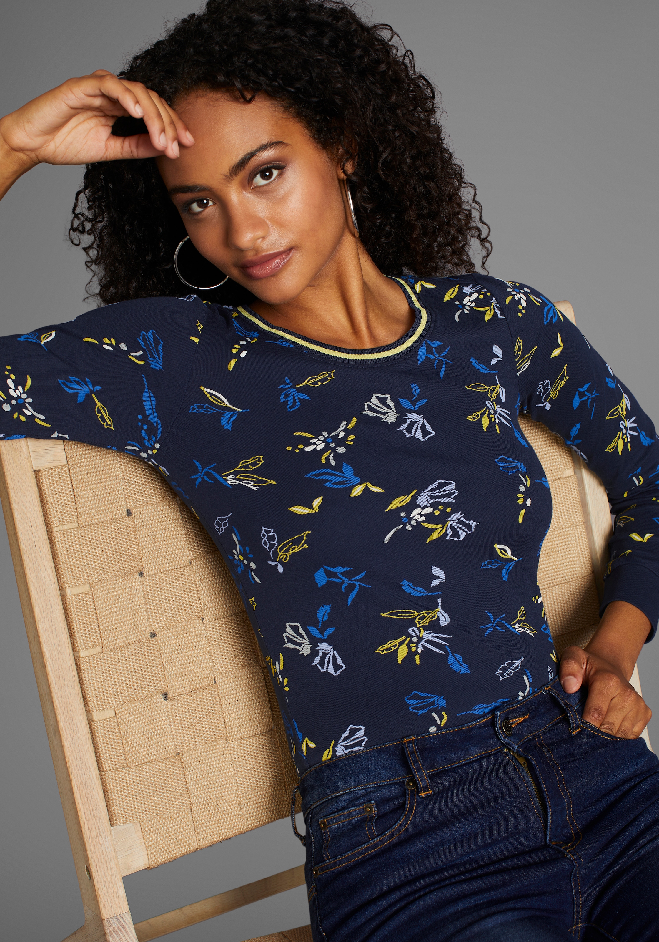 KangaROOS Langarmshirt , mit Allover-Print und Kontrastdetails
