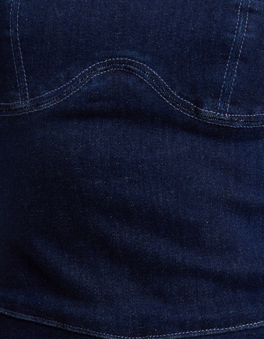 Macacão jeans justo com alças