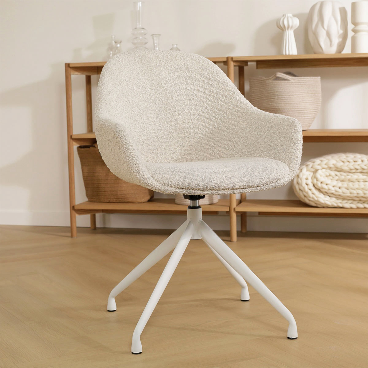 Eetkamerstoel Nola-Mae bouclé beige - wit onderstel