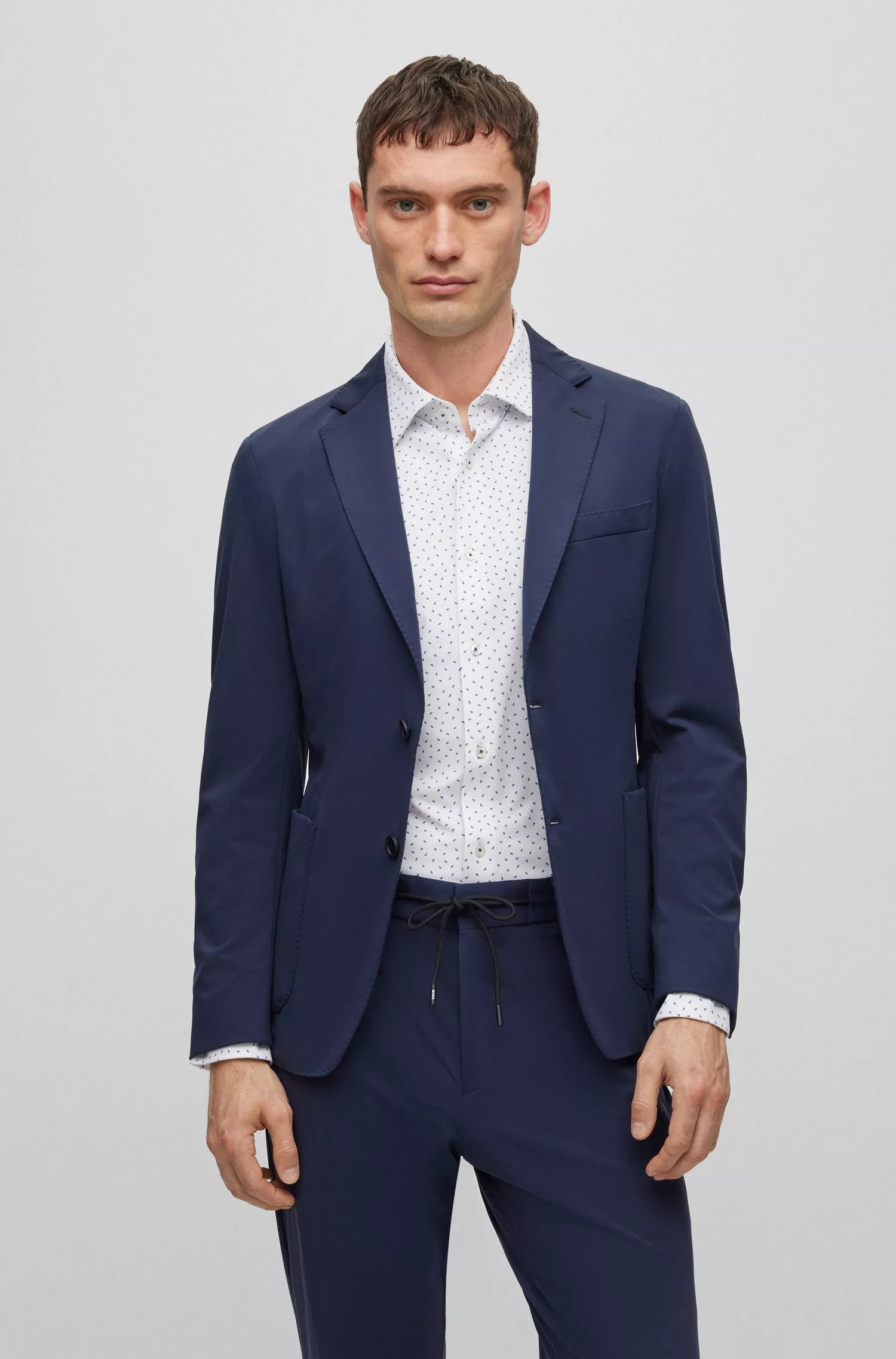 Jaqueta BOSS preta, corte slim, em tecido elástico de alta performance.