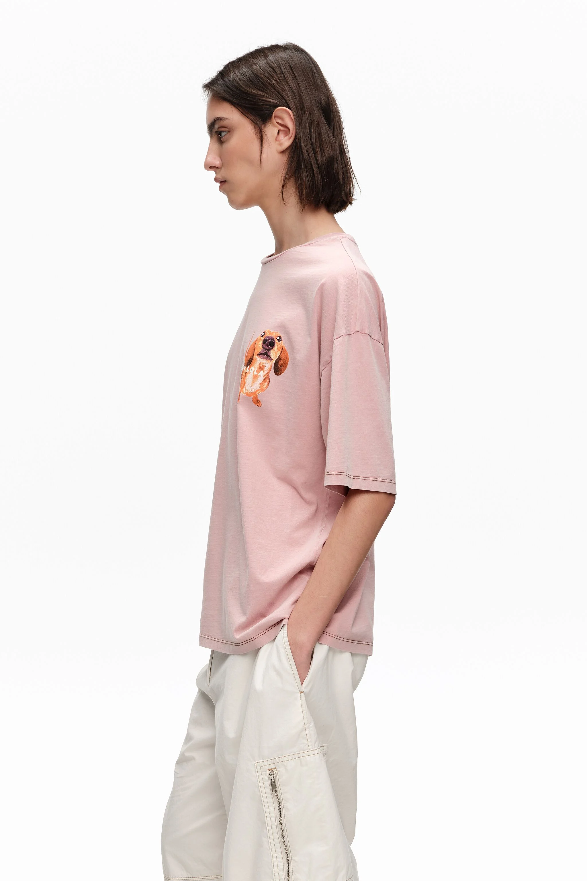 Camiseta rosa claro com o logo de um dachshund