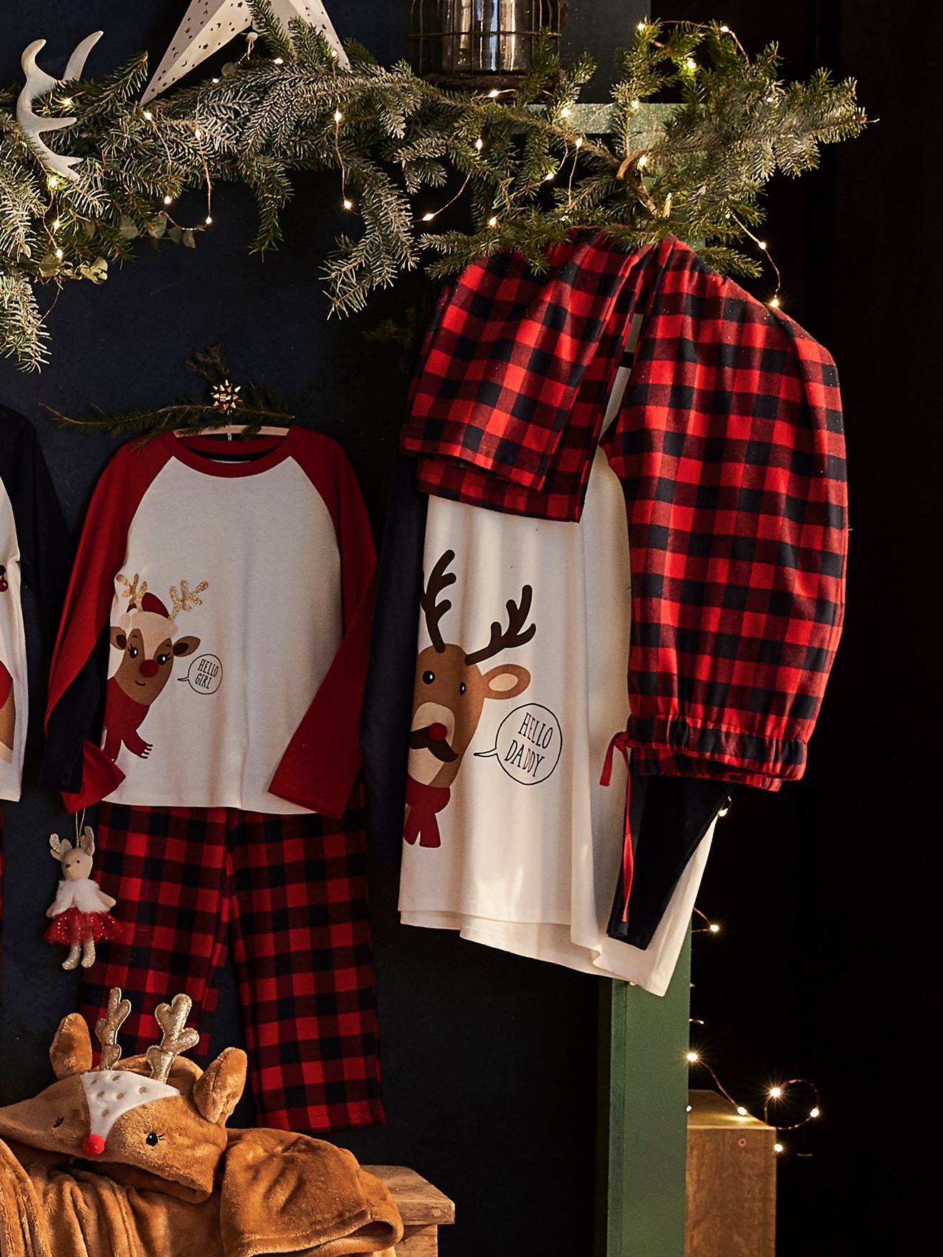 Coleção especial de pijamas natalinos masculinos, pijamas lisos bege claro para toda a família com estampas.