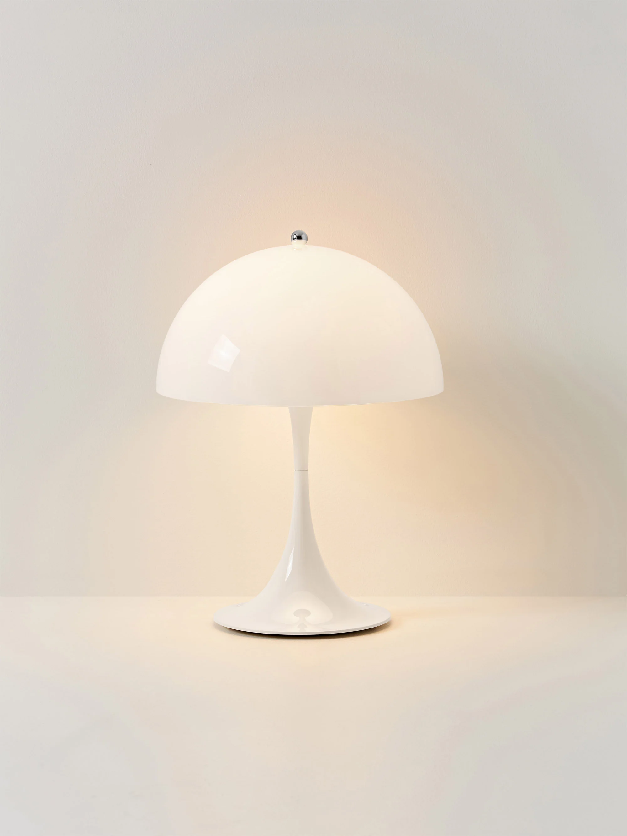 Draagbare dimbare LED tafellamp Panthella 250, design Verner Panton
