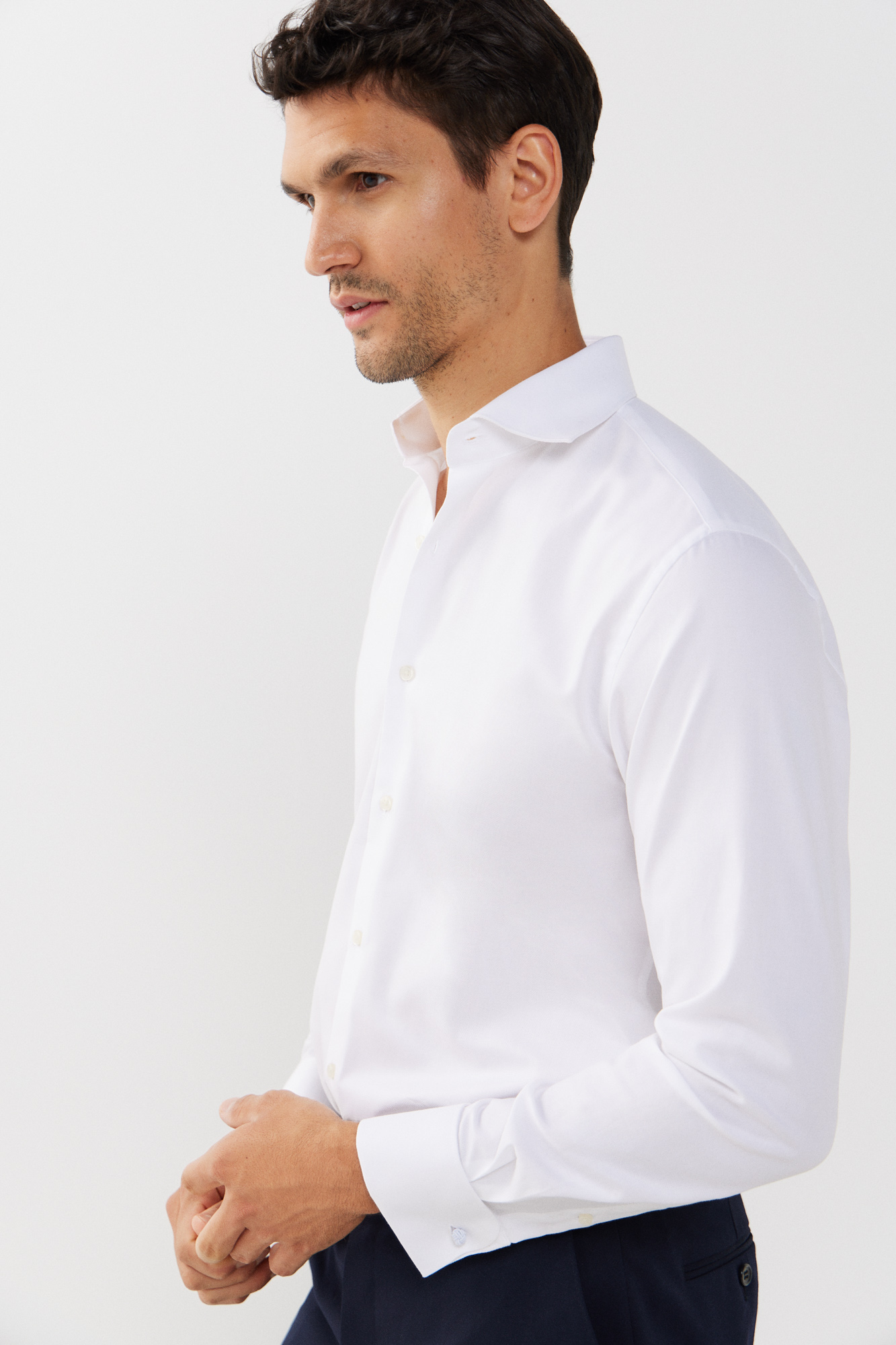 Camisa social com trama lisa, punhos fáceis de passar e abotoaduras.