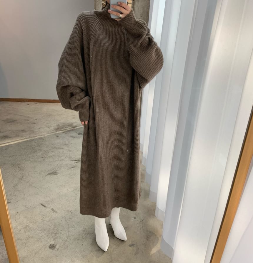 Coris - Lange mouwen coltrui-jurk met effen midi-hals