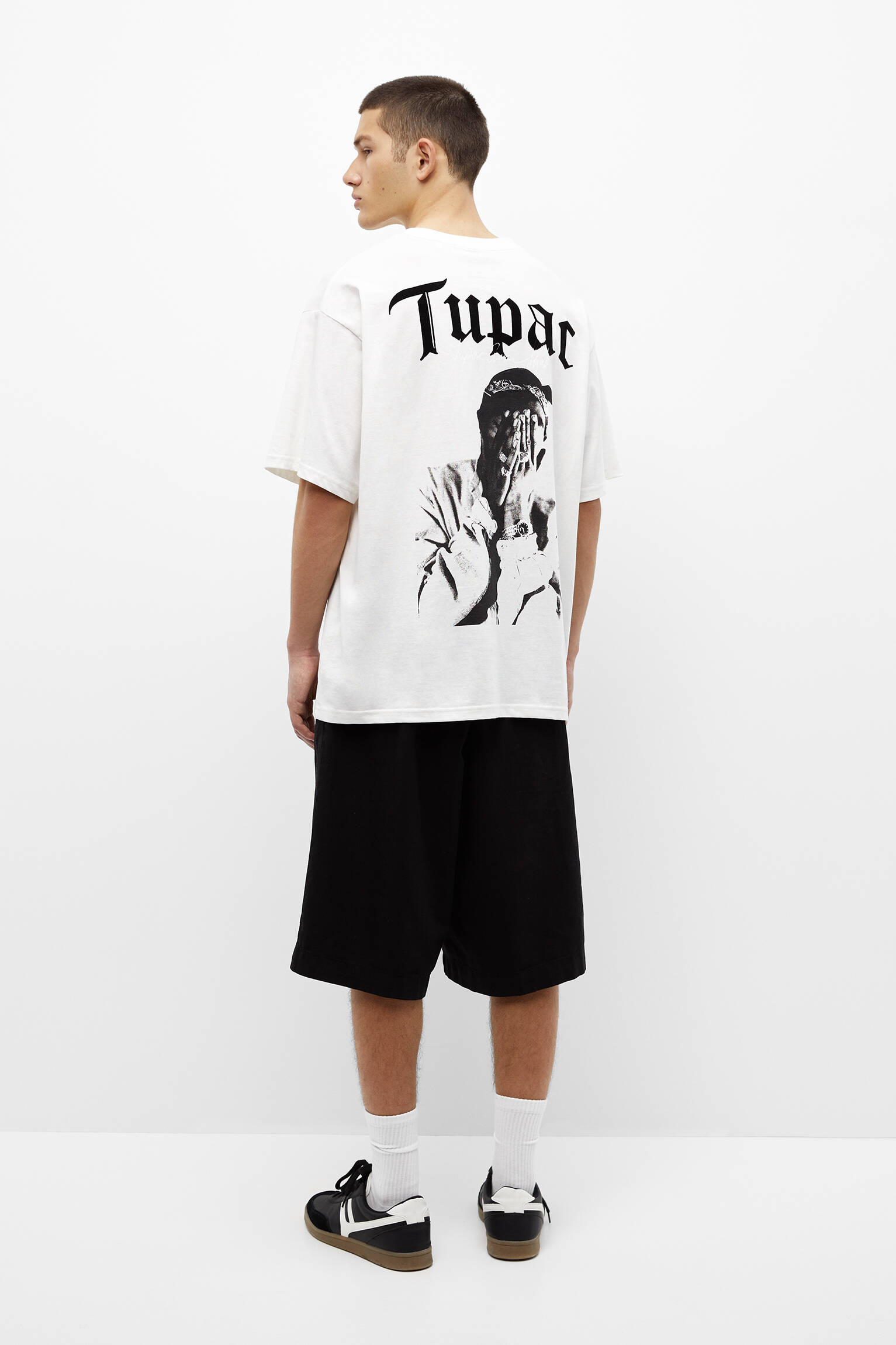 CAMISETA OVERSIZE COM TEXTO TUPAC - OFF WHITE