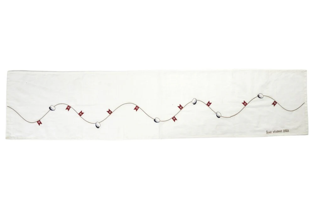 Speedtsberg  Bordløber med blå studenterhuer - 35x160cm