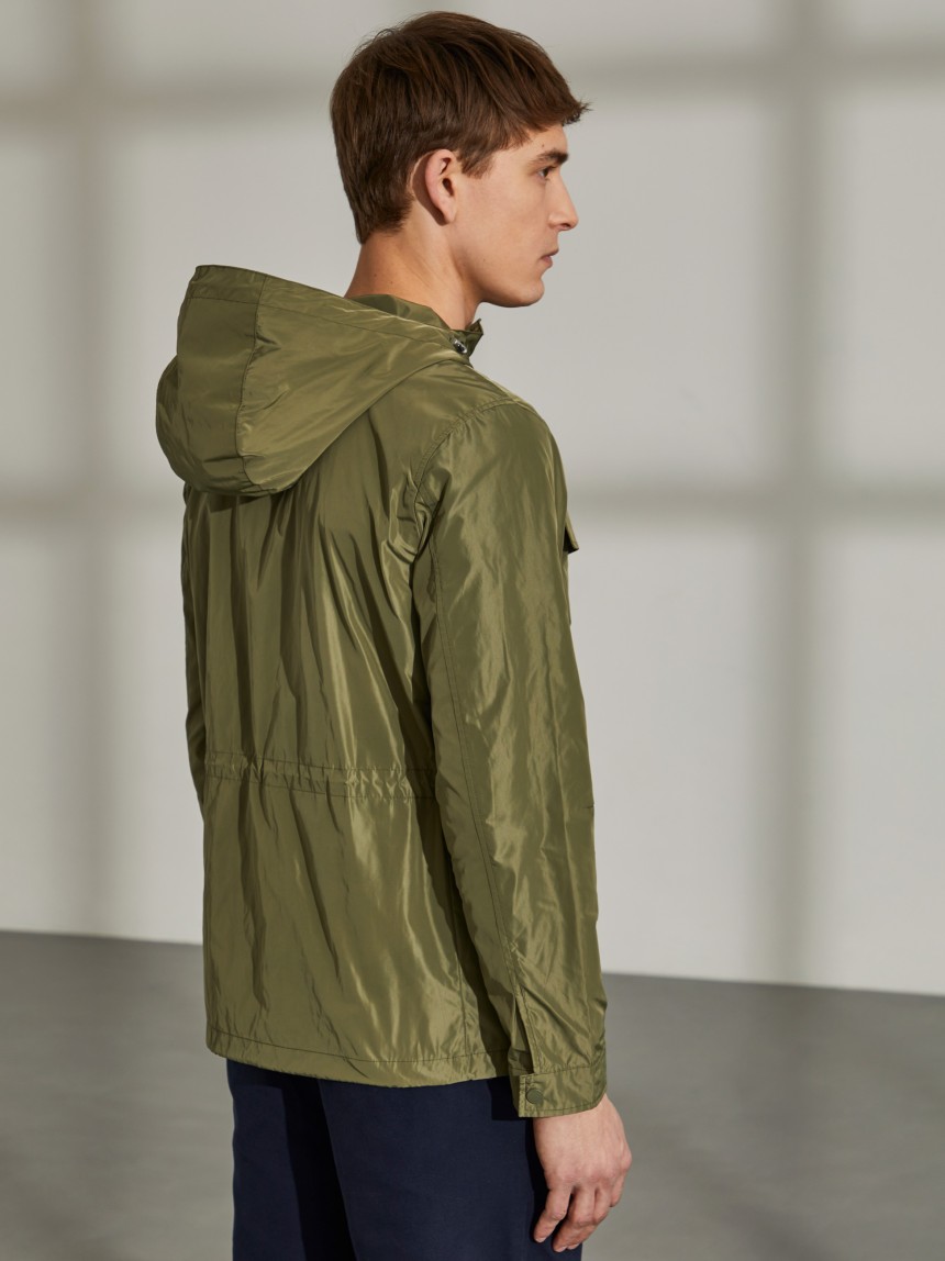 Parka em tecido técnico com capuz e bolsos