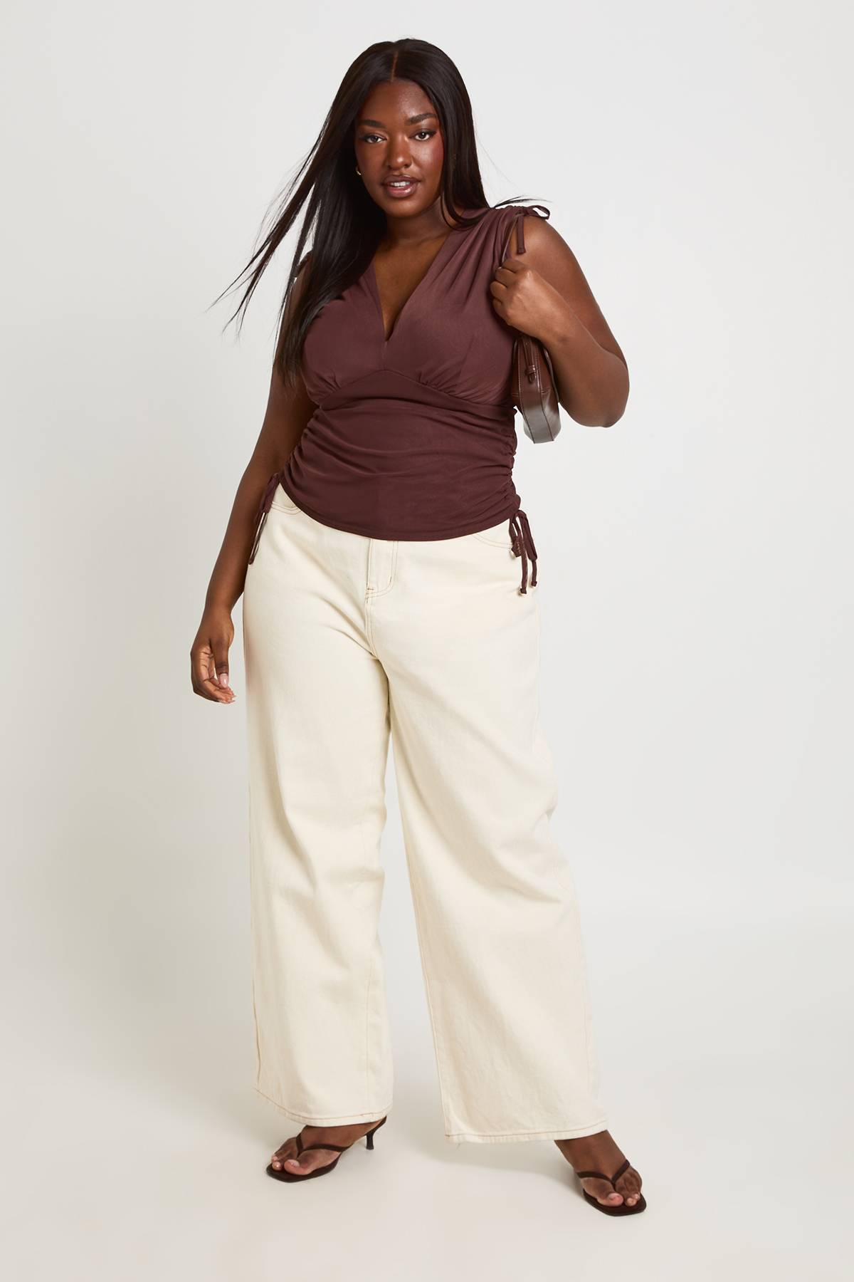 boohoo Top Grande Taille À Décolleté Plongeant En V Avec Détail De Bretelles