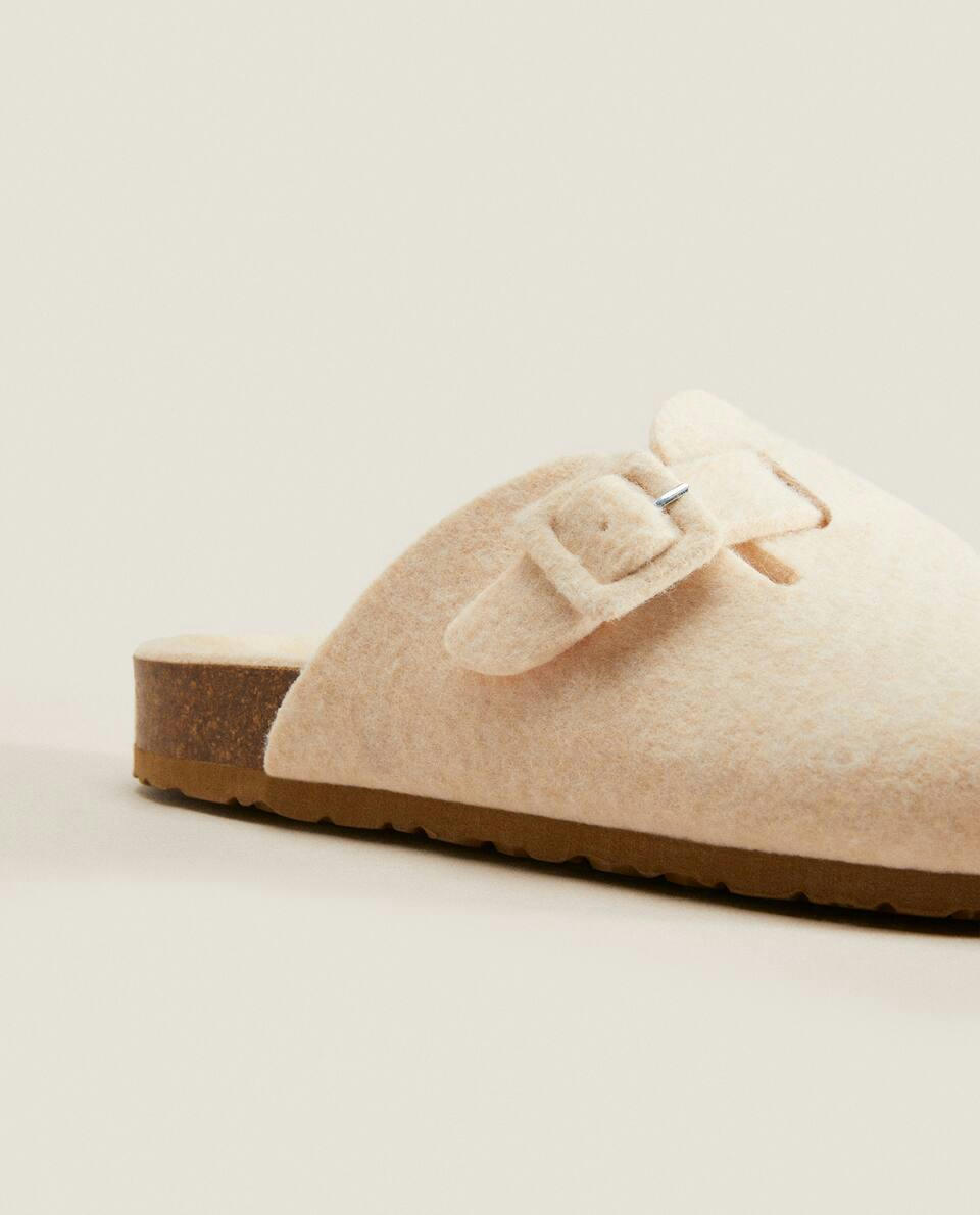 Chinelo Mule de feltro com fivela revestida