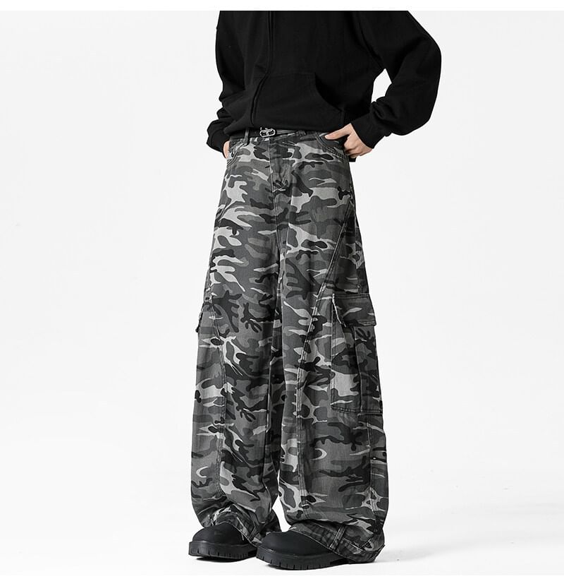 Omozando - Middelhoge camouflageprint cargobroek met wijde pijpen