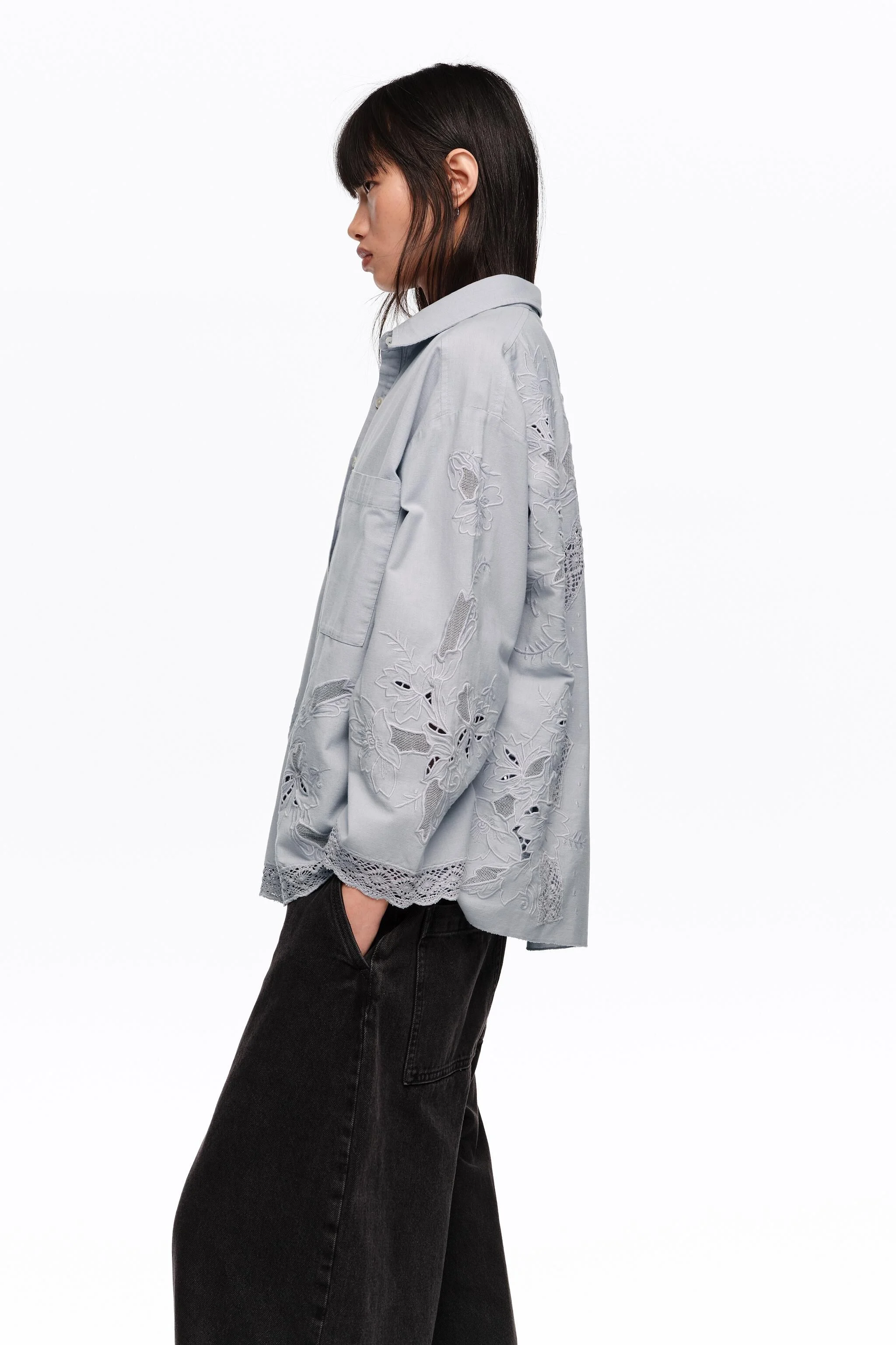 Camisa azul-clara de corte reto com bordado.