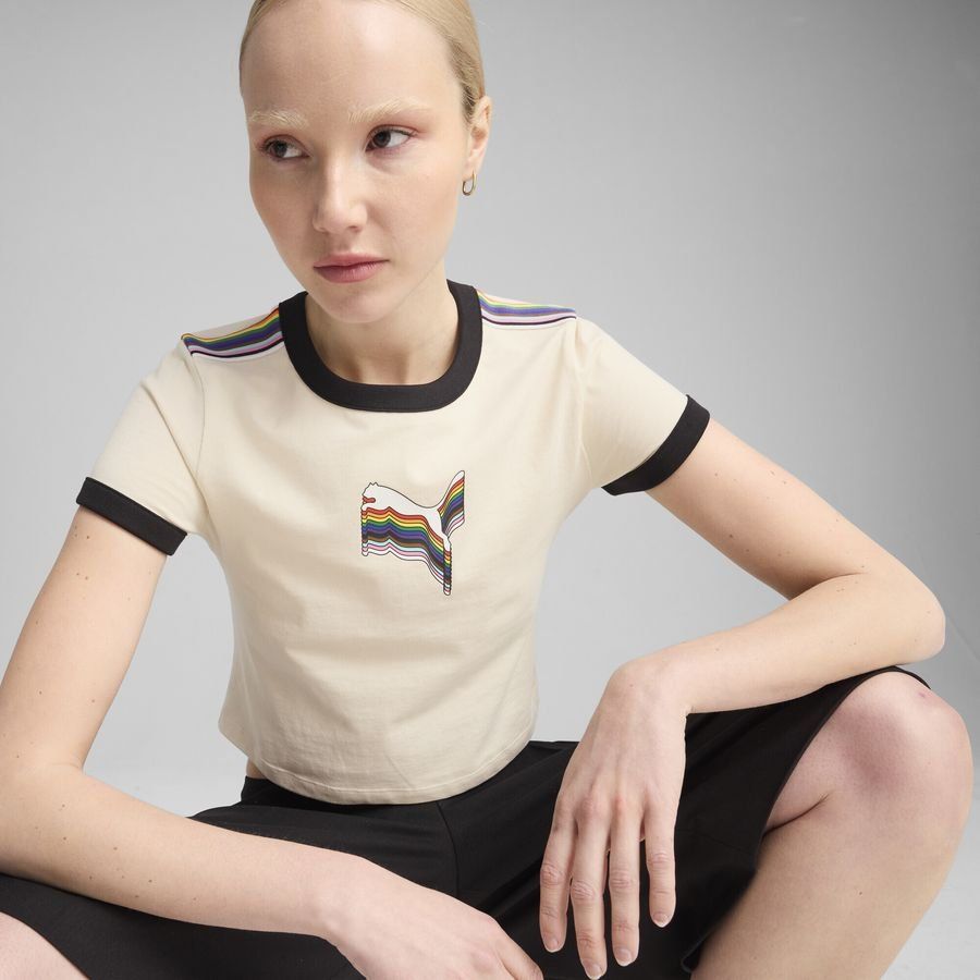 Puma EQUAL LOVE CONFEDERATION Kurzes figurbetontes T-Shirt mit Grafik