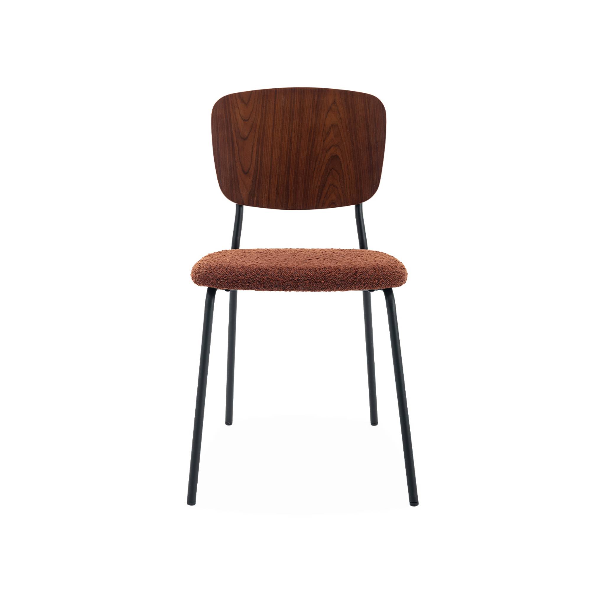 Lot de 2 chaises assise bouclette texturée terracotta. Dossier bois de peuplier courbé. Pieds en métal noir mat