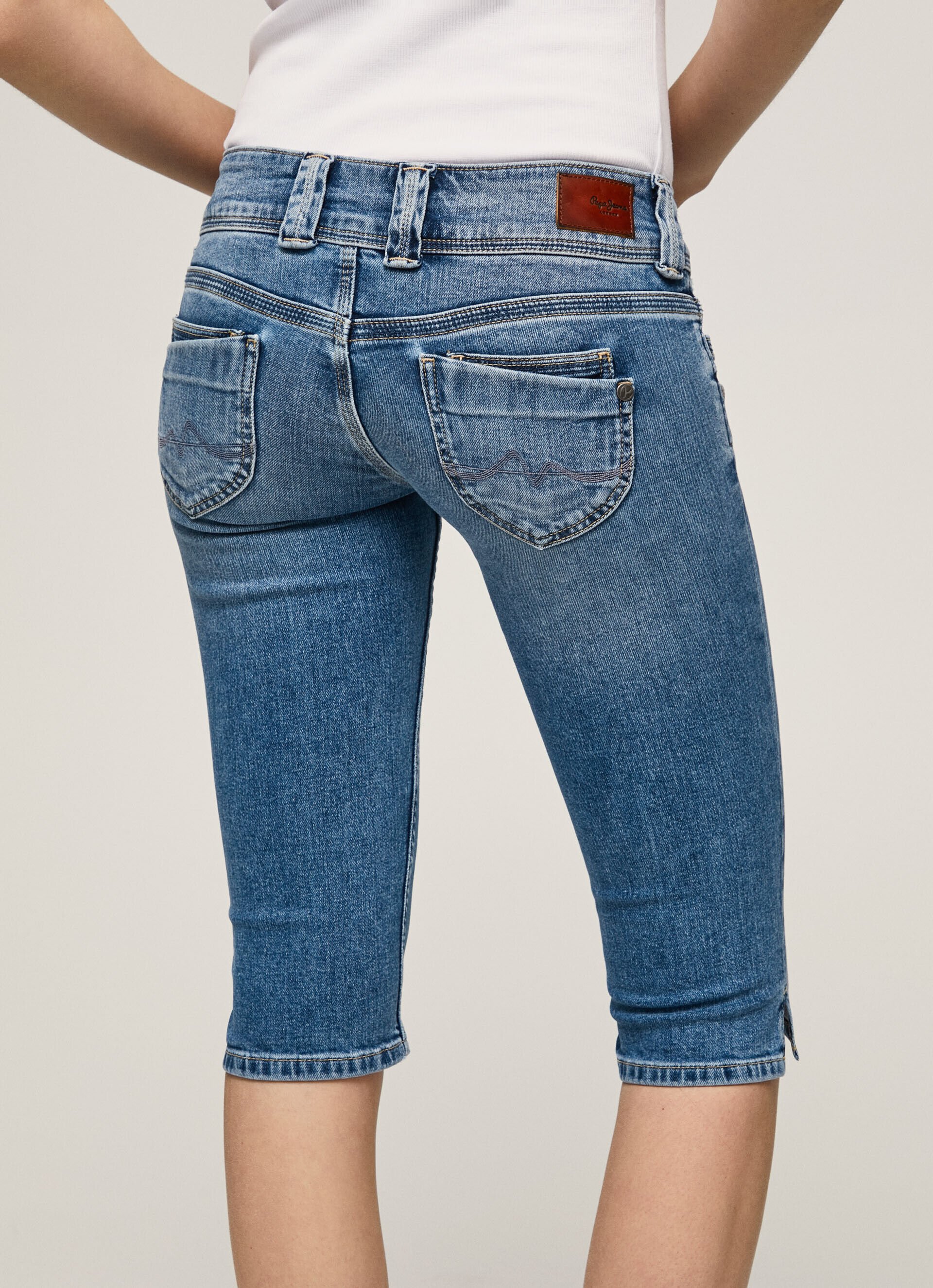CALÇA JEANS CURTA 3/4 CORTE REGULAR - jeans