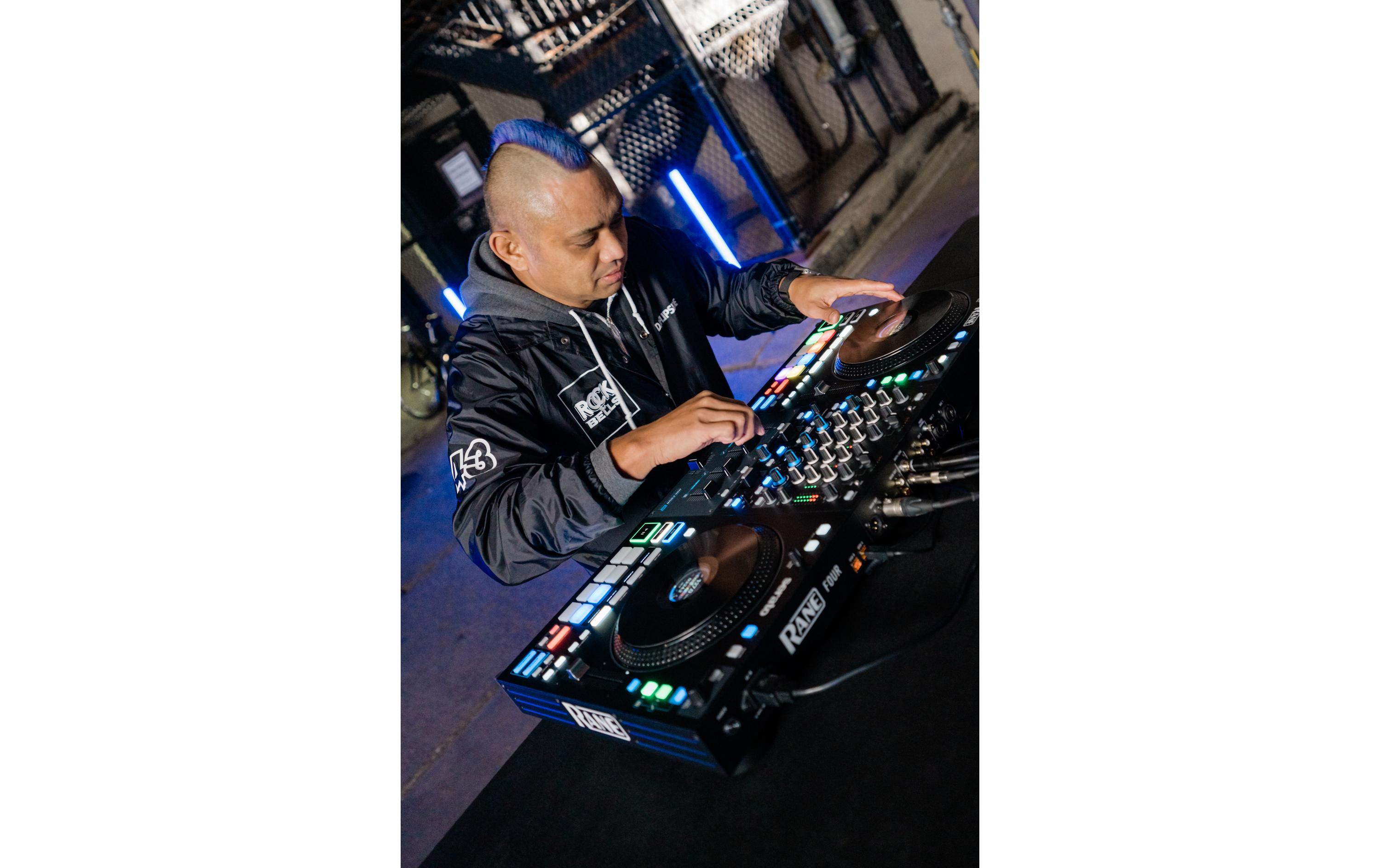 DJ-Controller Four<br>Fortschrittlicher 4-Kanal-Stems-DJ-Controller