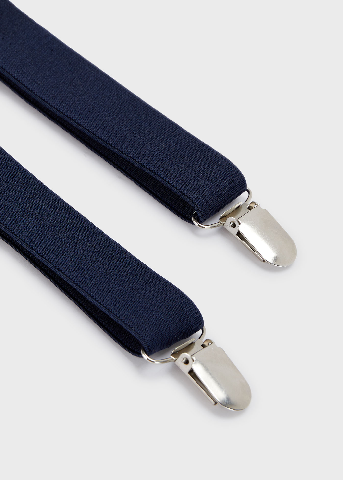 Conjunto de gravata borboleta e suspensórios de ráfia para menino