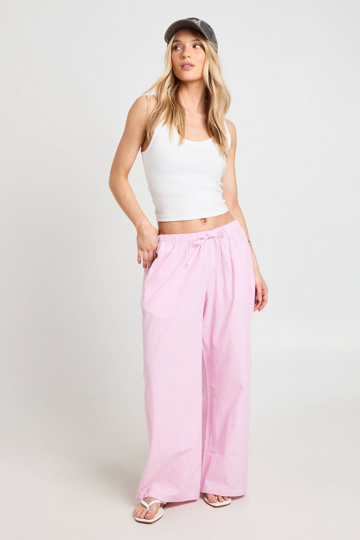 boohoo Pantalon Large Petite En Popeline De Coton À Rayures