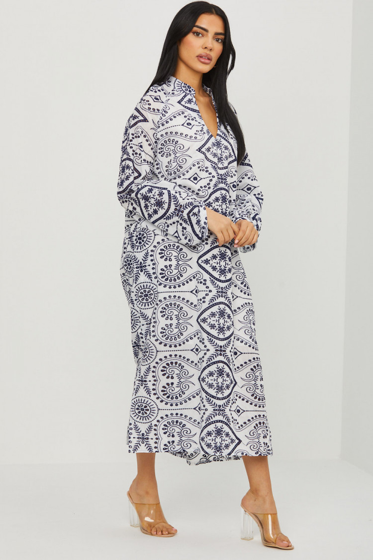 Robe blanche à motifs géométrique bleu foncé