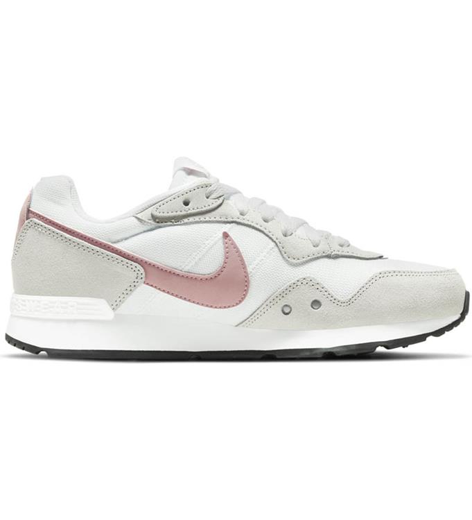 Nike Women Venture Runner Sneakers